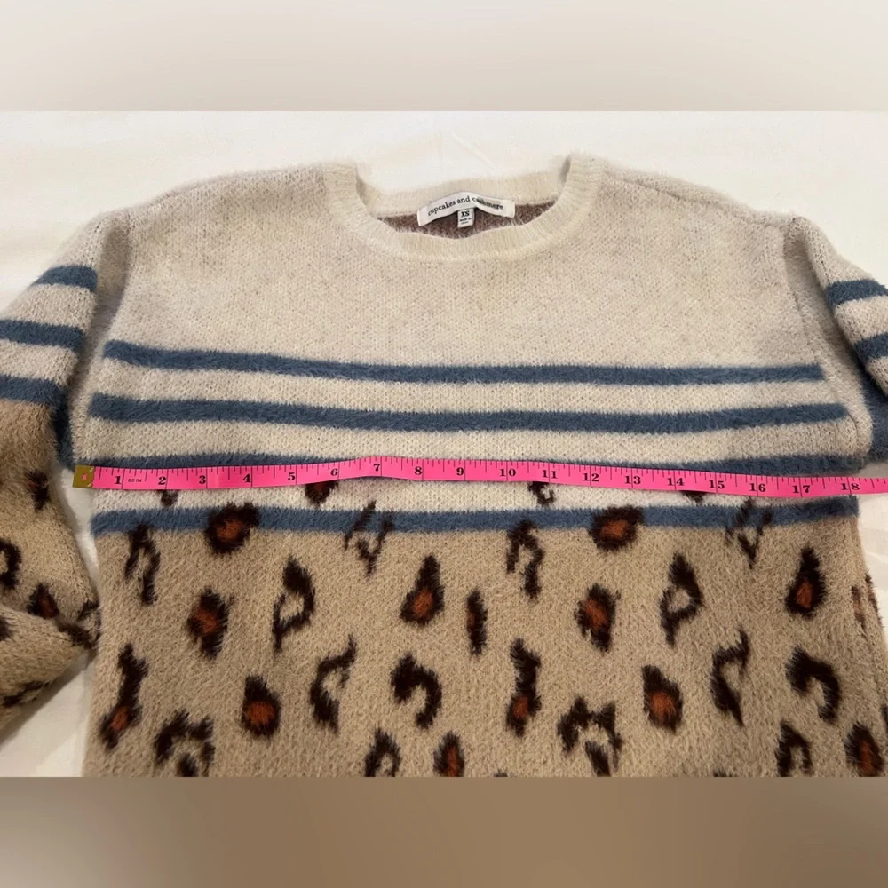 Cyndi Leopard Sweater by cupcakes and cashmere - Picture 6 of 9